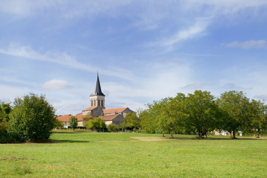 Abbatiale romane de Saint-Amant-de-Boixe en pierre claire, en Charente
