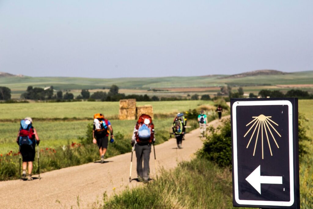 Pèlerins marchant sur le Camino Francés dans les collines des Pyrénées basques
