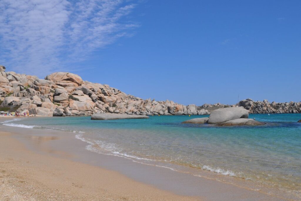 Crique et plage sauvage du littoral de Corse du Sud entre maquis et mer