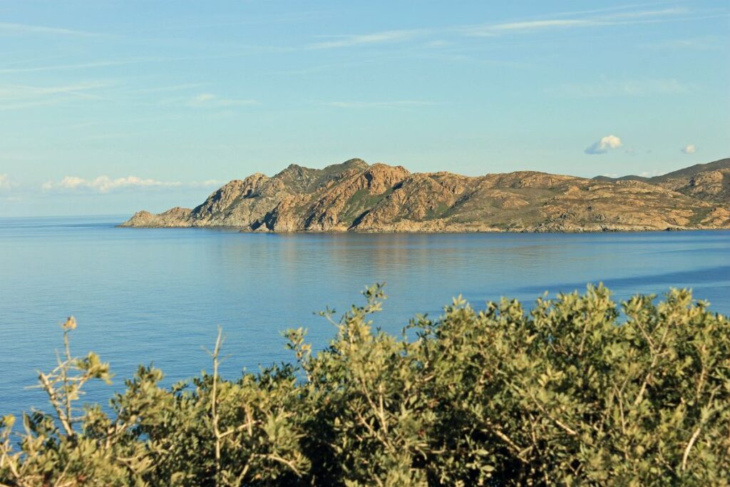 Golfe du Valinco et côte rocheuse de Corse du Sud en fin d’itinéraire Mare e Monti Sud