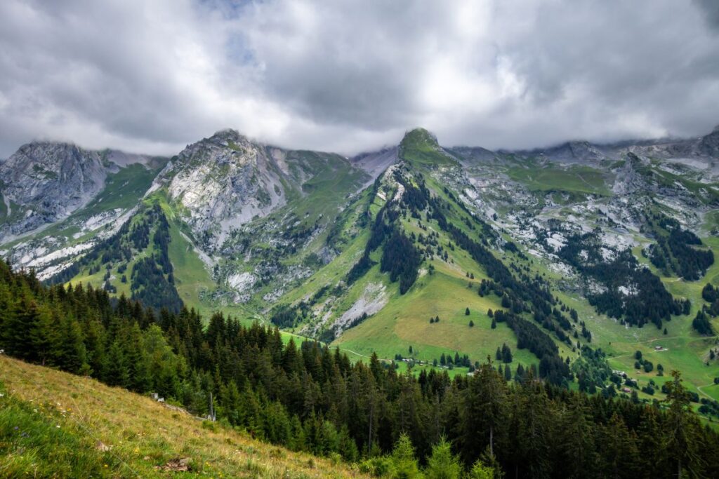 Sentier taillé à flanc de falaise au Pas du Roc, équipé d’un câble de sécurité, au-dessus de la vallée