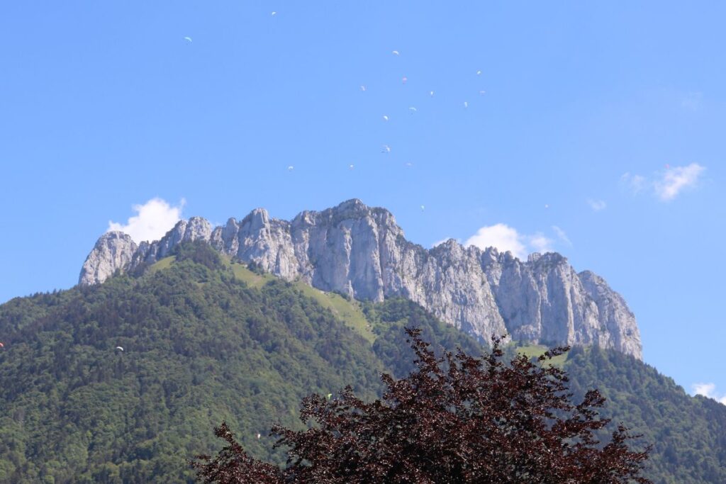 Route de montagne et prairies au-dessus de Thorens-Glières, en direction du départ du sentier du Pas du Roc