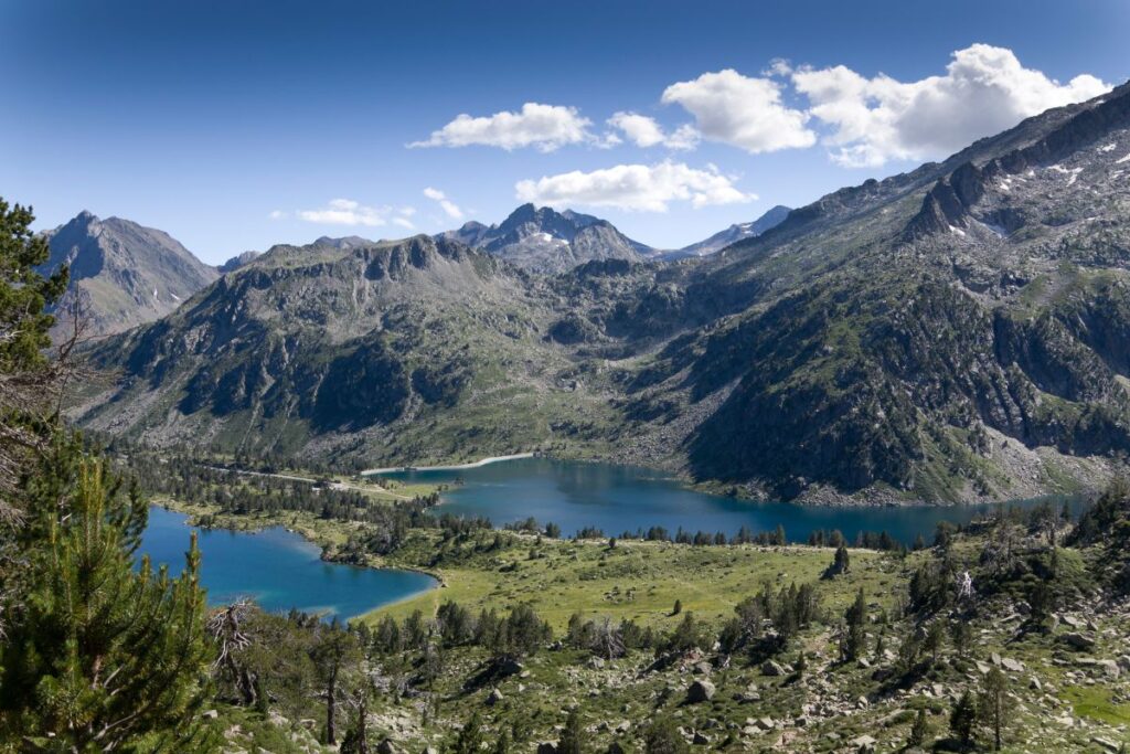 Lac d’altitude entouré de pins à crochets et de sommets granitiques dans la réserve du Néouvielle