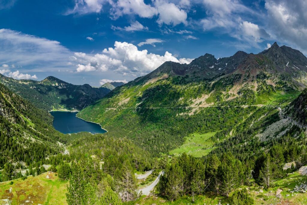 Refuge de montagne au bord d’un lac d’altitude dans le massif du Néouvielle