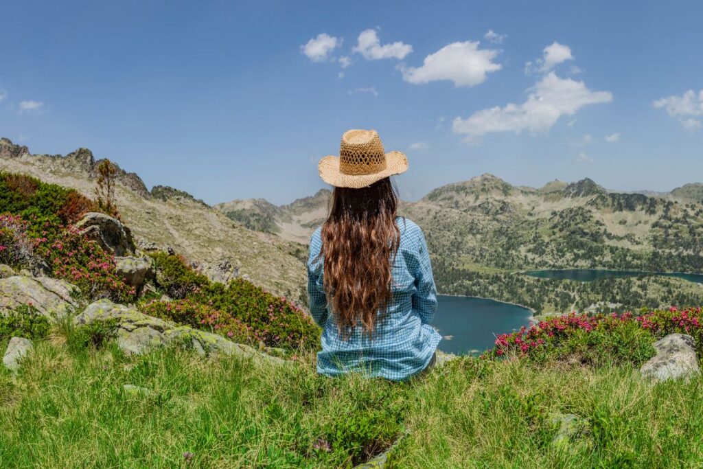 Dalles de granite polies par les glaciers et chapelet de lacs dans la réserve du Néouvielle
