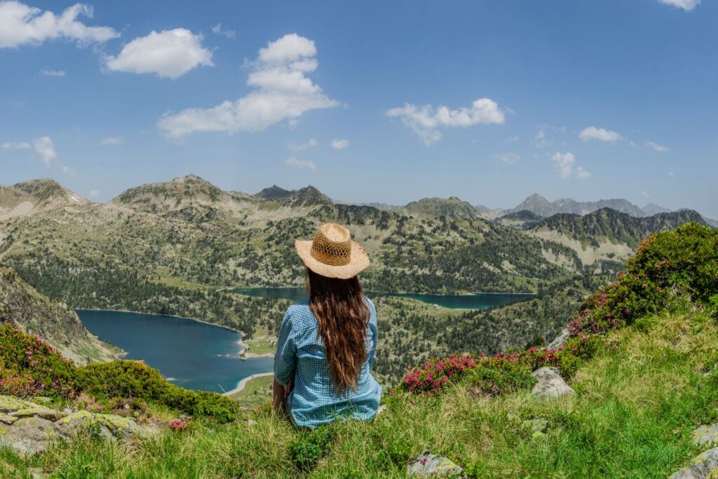 Lac d’altitude aux eaux turquoise sous les sommets du Néouvielle en fin d’été