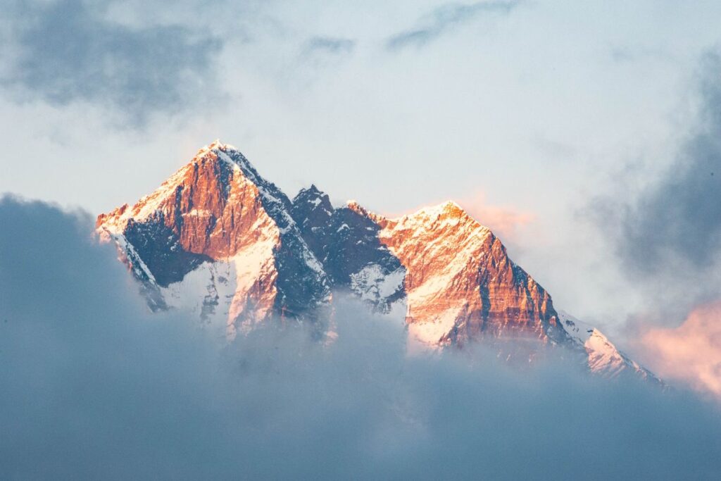 Tentes d’expédition et sommets himalayens près du camp de base de l’Everest