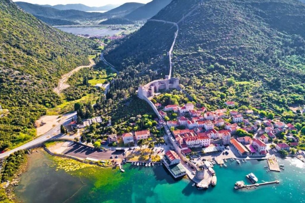 Murailles médiévales de Ston serpentant sur la colline au-dessus de la presqu’île de Pelješac, Croatie