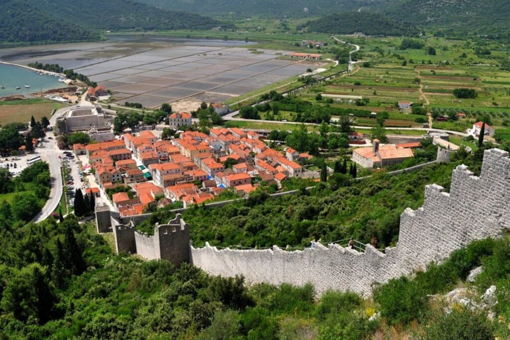 Tours et chemin de ronde des remparts de Ston en pierre claire
