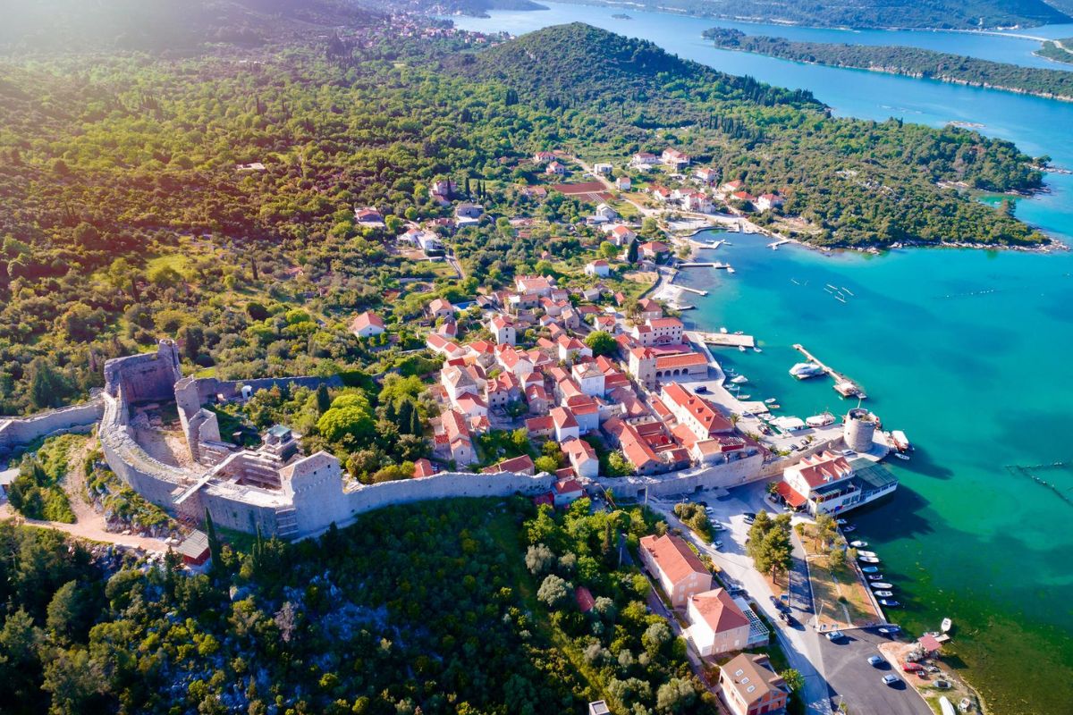 Remparts de Ston (Croatie) : marcher sur la grande muraille de Pelješac