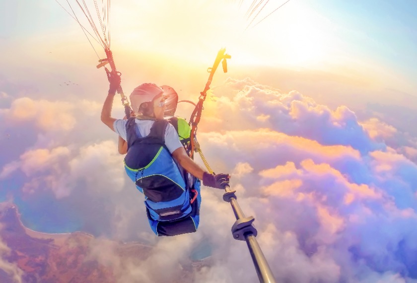 Parapente biplace en vol au-dessus de la vallée du Giffre à Samoëns