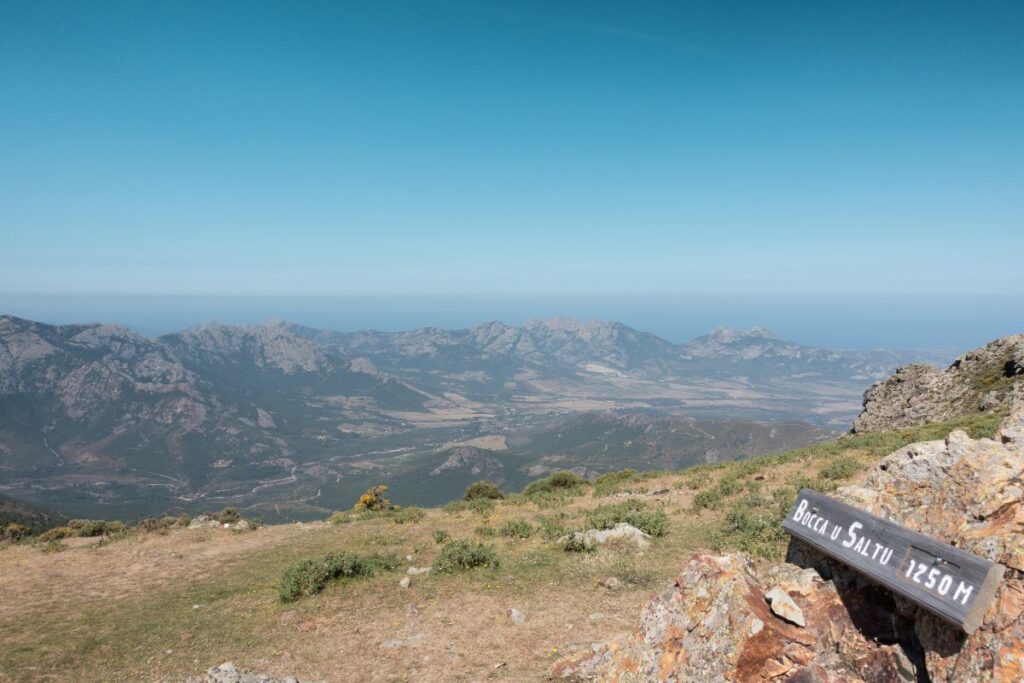 Nuages d’orage se formant au-dessus des crêtes du GR20 en Corse