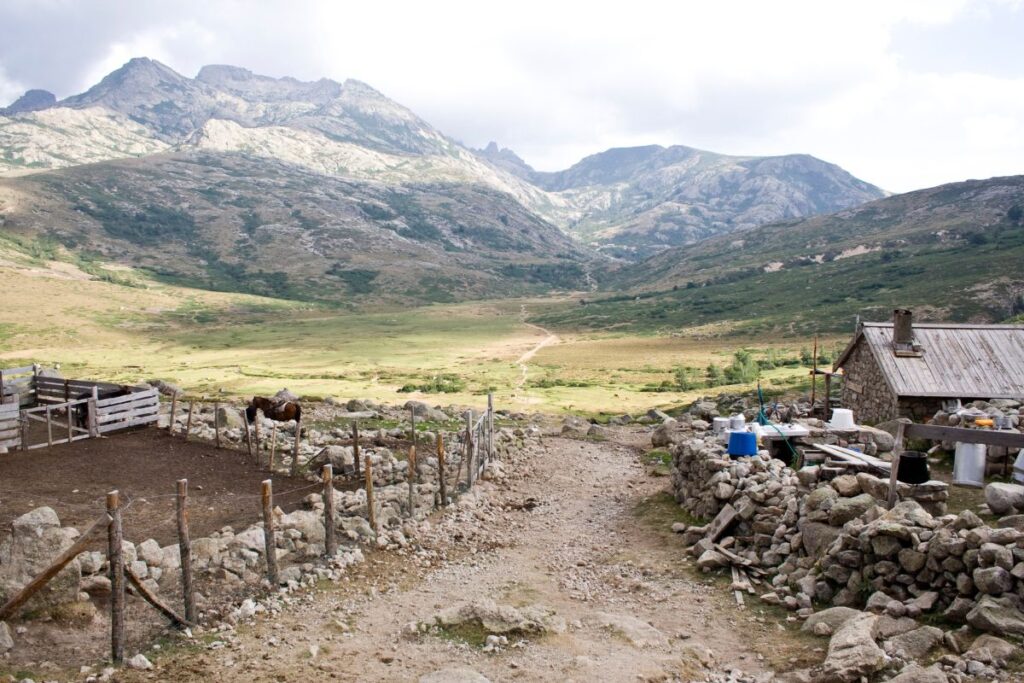 Paroi granitique et passage équipé de chaînes dans le massif du Cinto en Corse