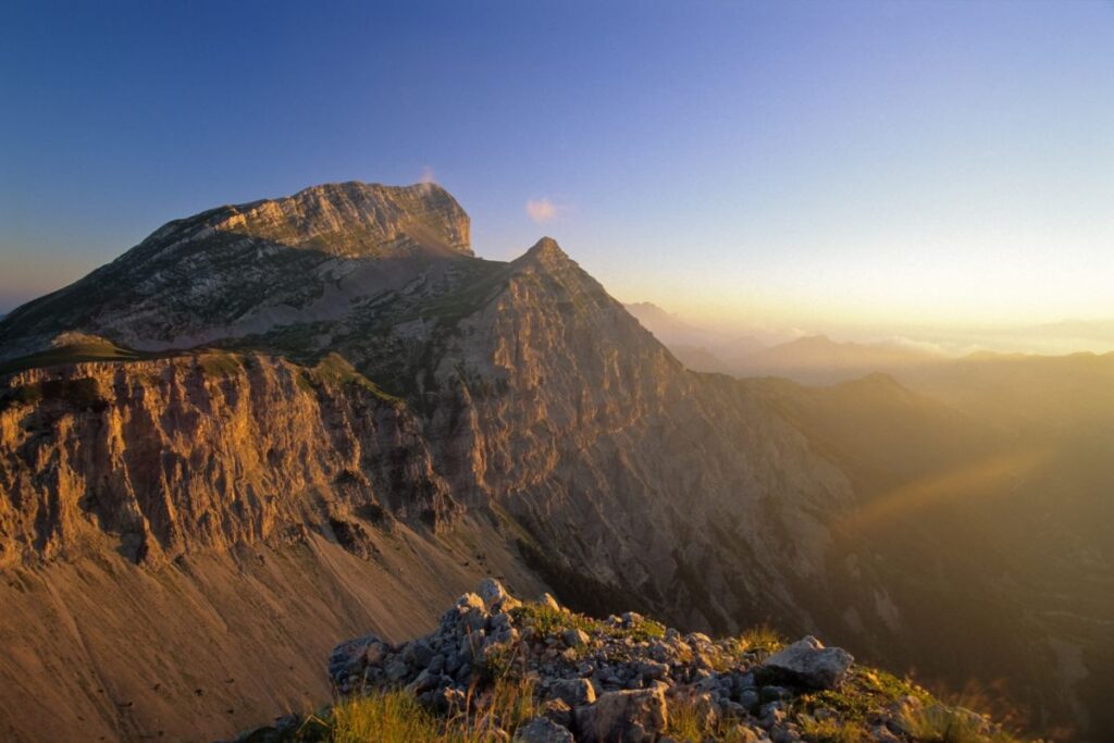 Crêtes calcaires et vallées boisées des Baronnies provençales dans la Drôme