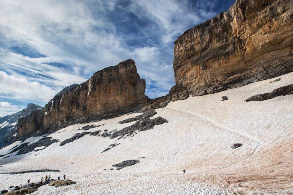 La brèche de Roland, entaille rocheuse dans la muraille calcaire au-dessus du cirque de Gavarnie