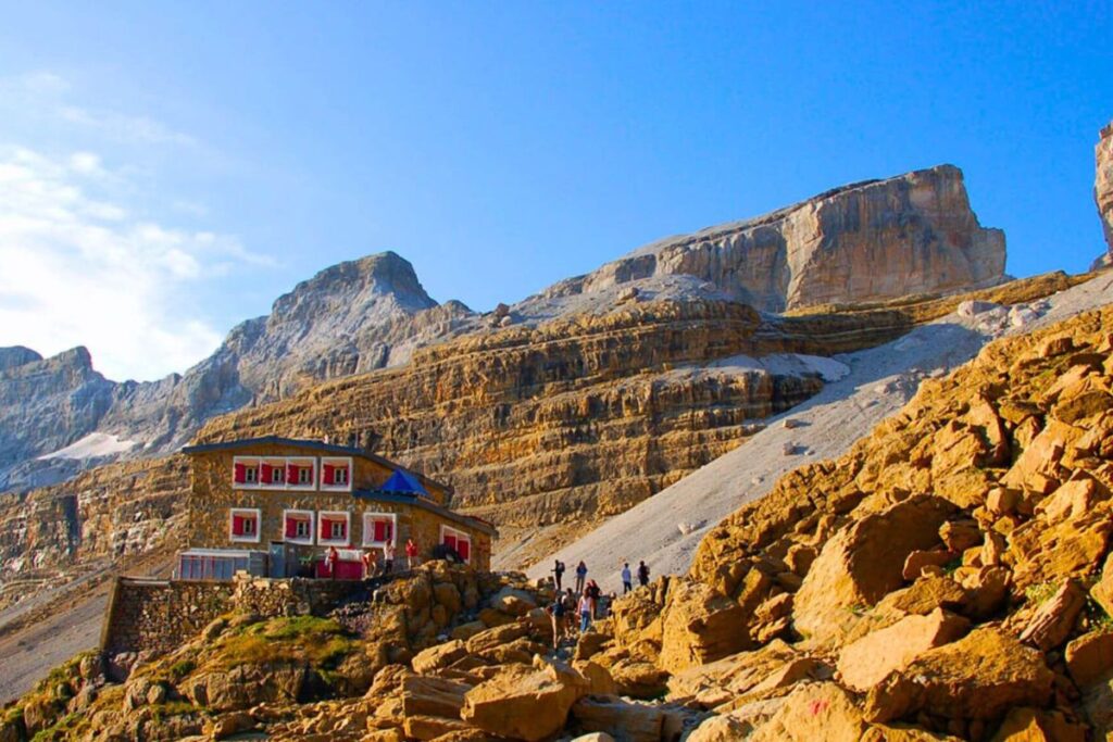 Randonneurs sur le névé au pied de la brèche de Roland dans les Pyrénées
