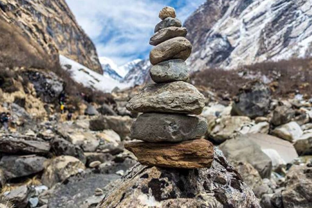 Cairn de pierres empilées servant de repère sur un sentier de montagne