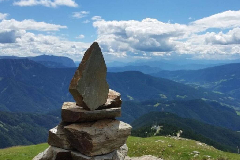 Pierres et galets empilés au bord d’un torrent de montagne