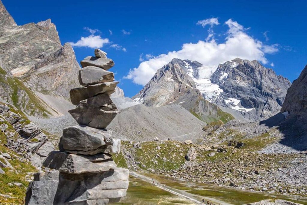 Panneau et paysage protégé dans un parc national de montagne