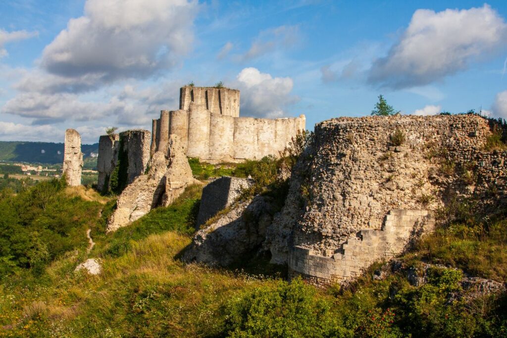 Ruines du Château-Gaillard sur son éperon calcaire au-dessus de la Seine aux Andelys, sous un ciel d’été