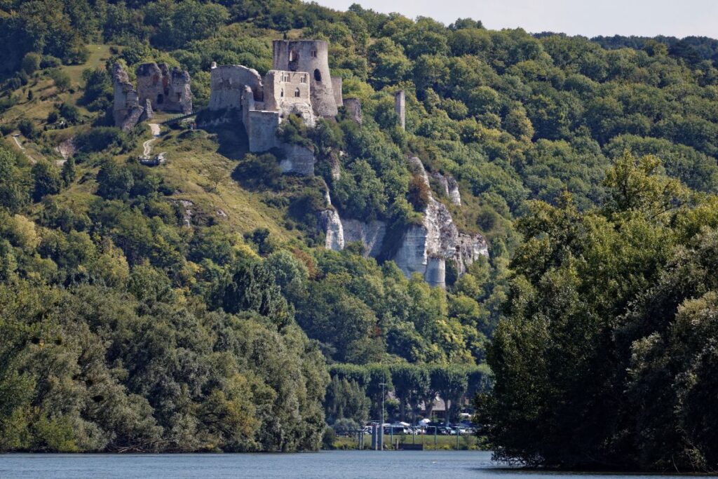 Vue depuis le Château-Gaillard sur le méandre de la Seine et la ville des Andelys