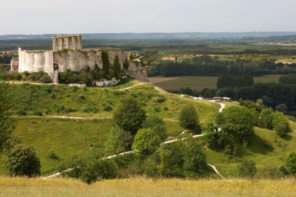 Randonneurs faisant une pause à l’ombre des arbres près des ruines du Château-Gaillard