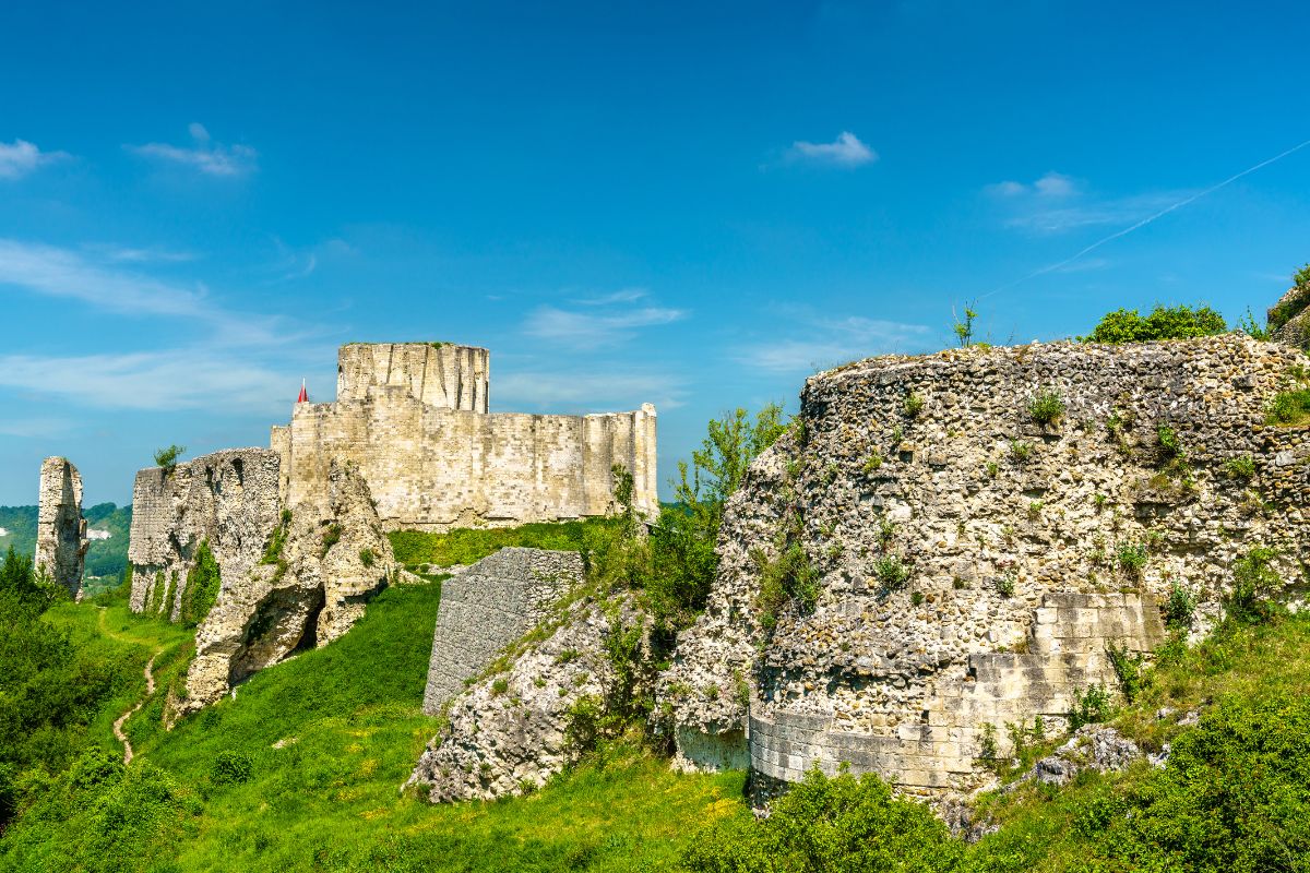 Randonnée au Château-Gaillard par forte chaleur : les précautions pour les seniors