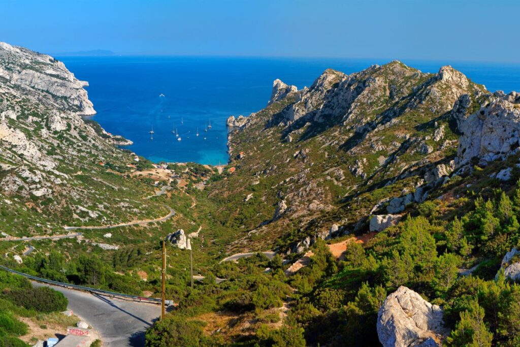 Randonneurs sur le sentier caillouteux entre Port-Pin et la calanque d’En-Vau