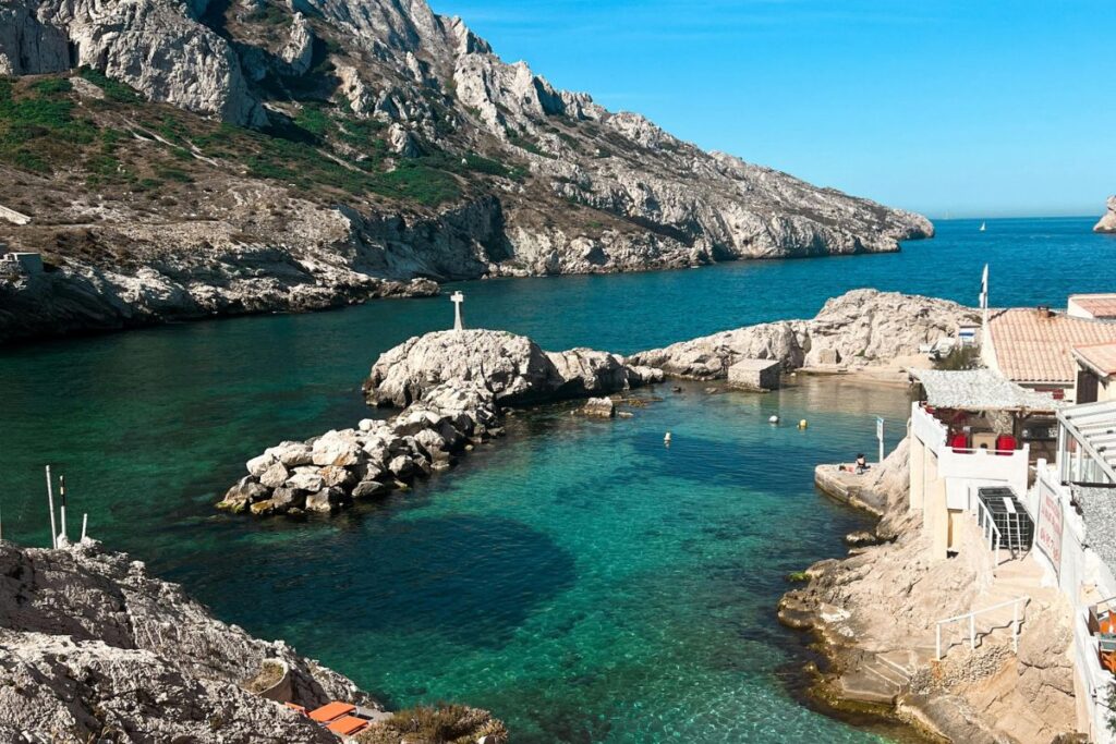 Calanque de Cassis vue depuis le sentier, falaises calcaires et mer turquoise au petit matin