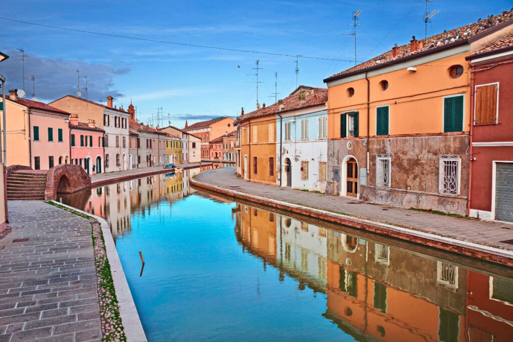 Village médiéval de Brisighella en Émilie-Romagne, avec ses maisons colorées au pied des collines des Apennins