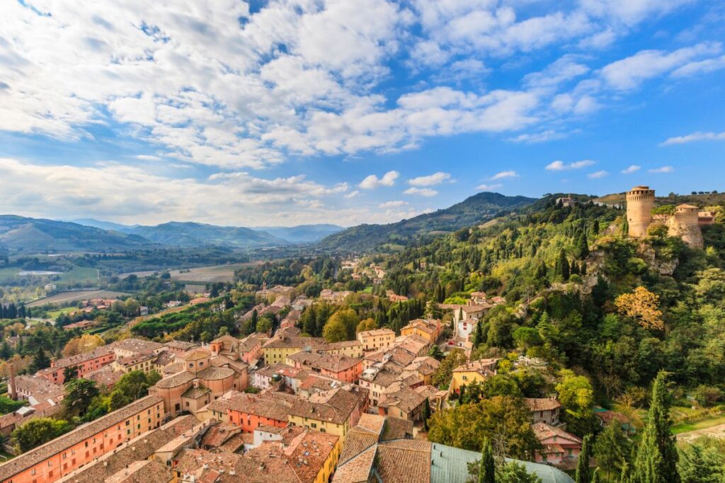 Collines boisées et falaises de gypse du parc de la Vena del Gesso Romagnola près de Brisighella