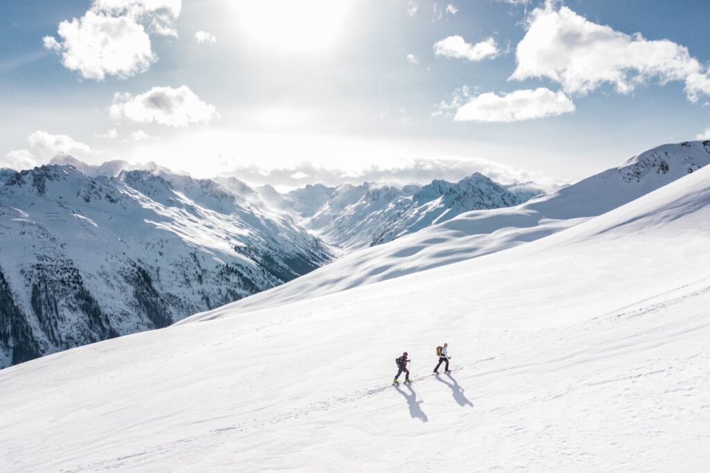 Remontées mécaniques du domaine skiable du Seignus au-dessus du village d’Allos
