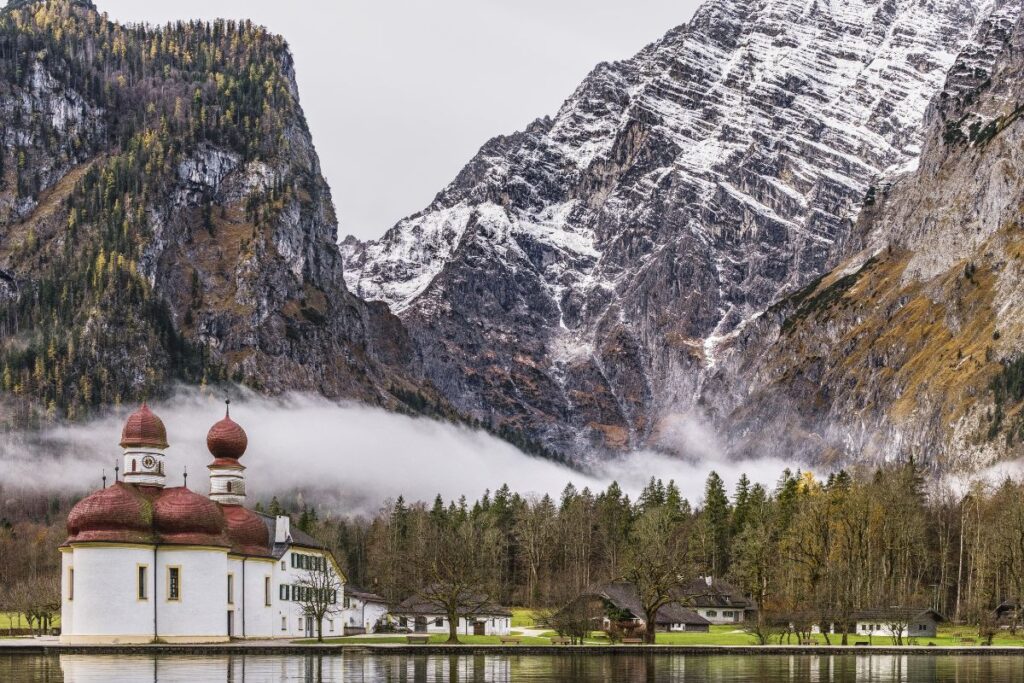 Eaux vert émeraude du Königssee encaissé entre les parois rocheuses des Alpes bavaroises