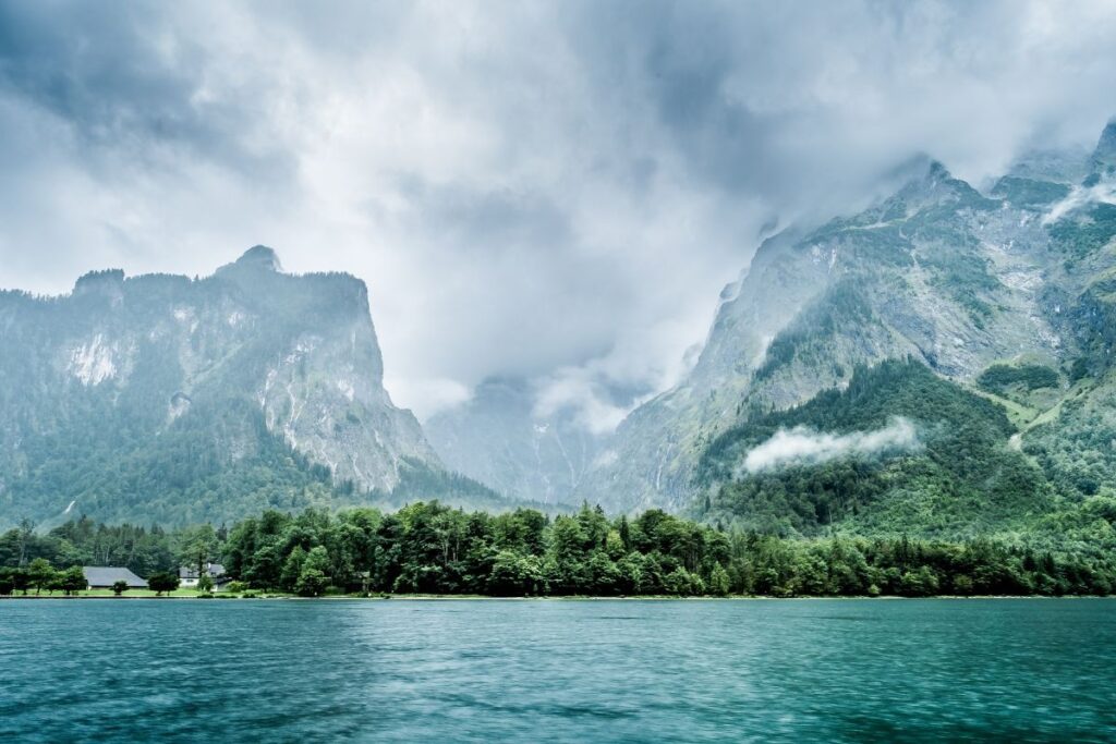 L’Obersee et ses parois rocheuses au-dessus du Königssee, près de Salet