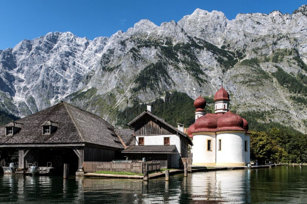 Bateau électrique en navigation sur le Königssee au petit matin