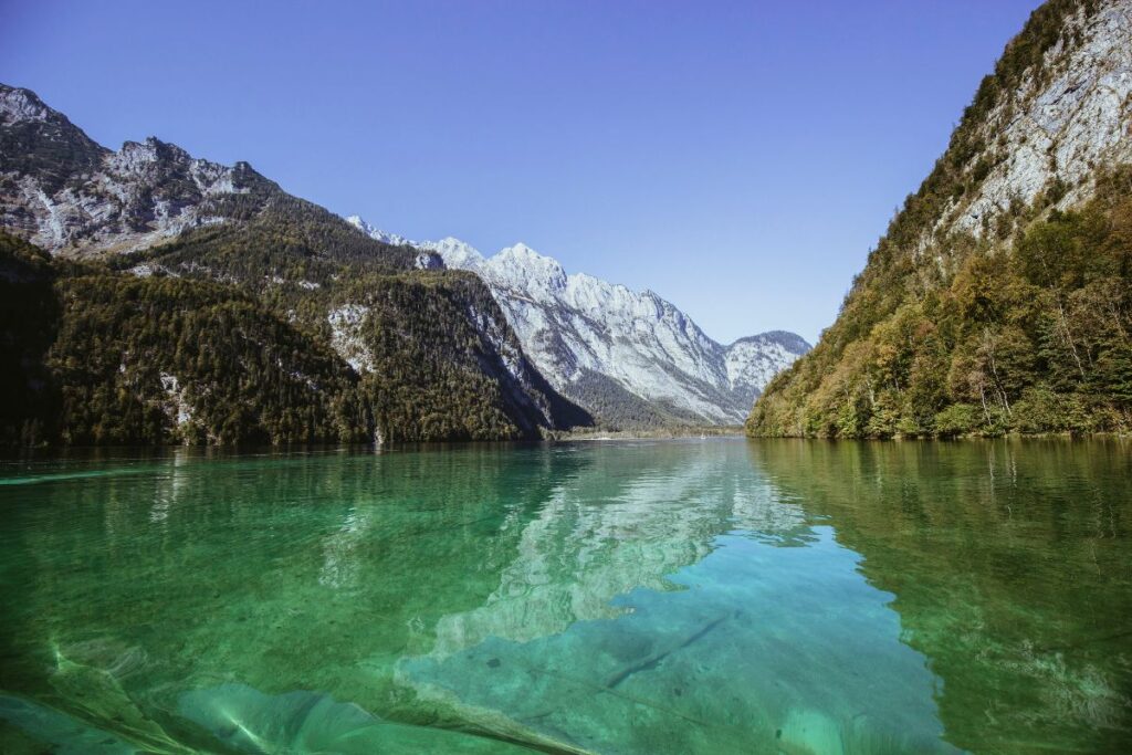 Chapelle de St. Bartholomä et ses bulbes rouges au bord du Königssee, au pied du Watzmann