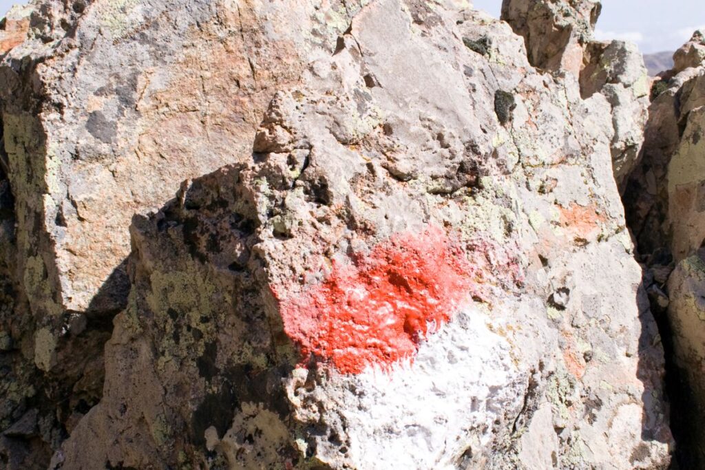 Crête granitique et sentier balisé du GR20 dans le nord de la Corse