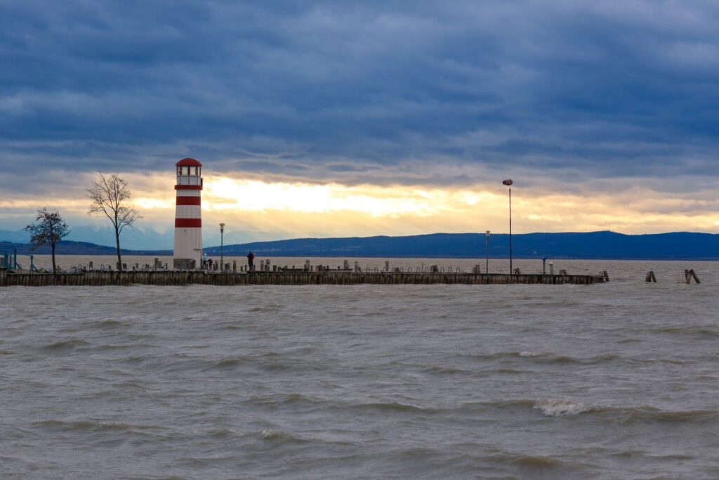 Rive du lac de Neusiedl bordée de roseaux sous un grand ciel, dans le Burgenland en Autriche