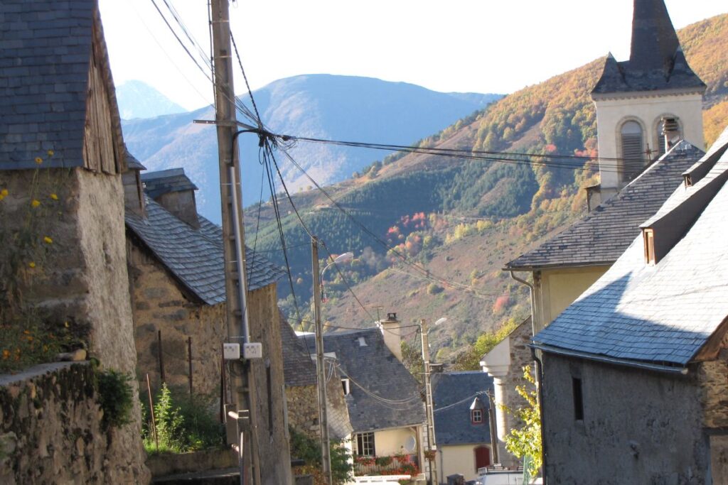 Paysage de montagne et plan d’eau près de Bareilles, Pyrénées