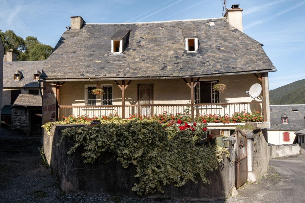 Maisons de pierre et montagnes du village de Bareilles
