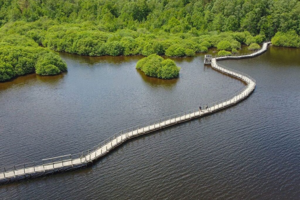 Barrage en pierre du lac des Settons sur la Cure, construit au XIXe siècle pour le flottage du bois