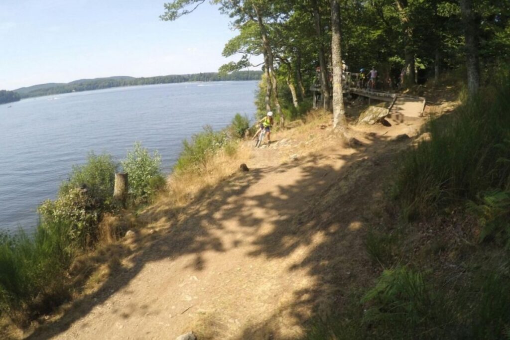Sentier de randonnée en sous-bois au bord du lac des Settons dans le Morvan