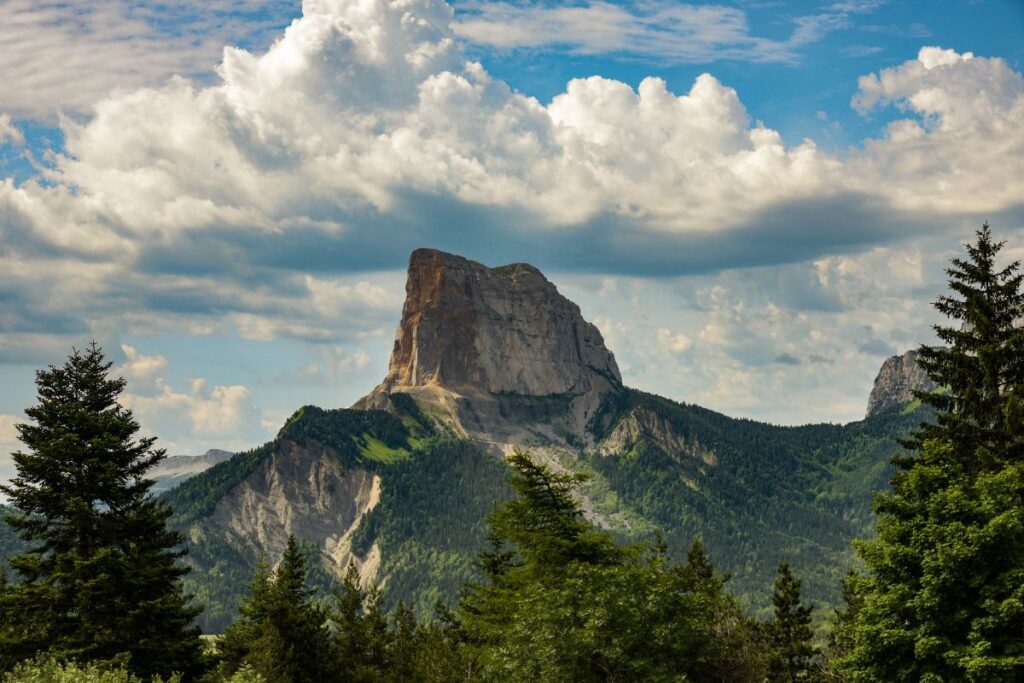 Le Mont Aiguille et ses falaises calcaires dominant les prairies du Trièves, dans le Vercors