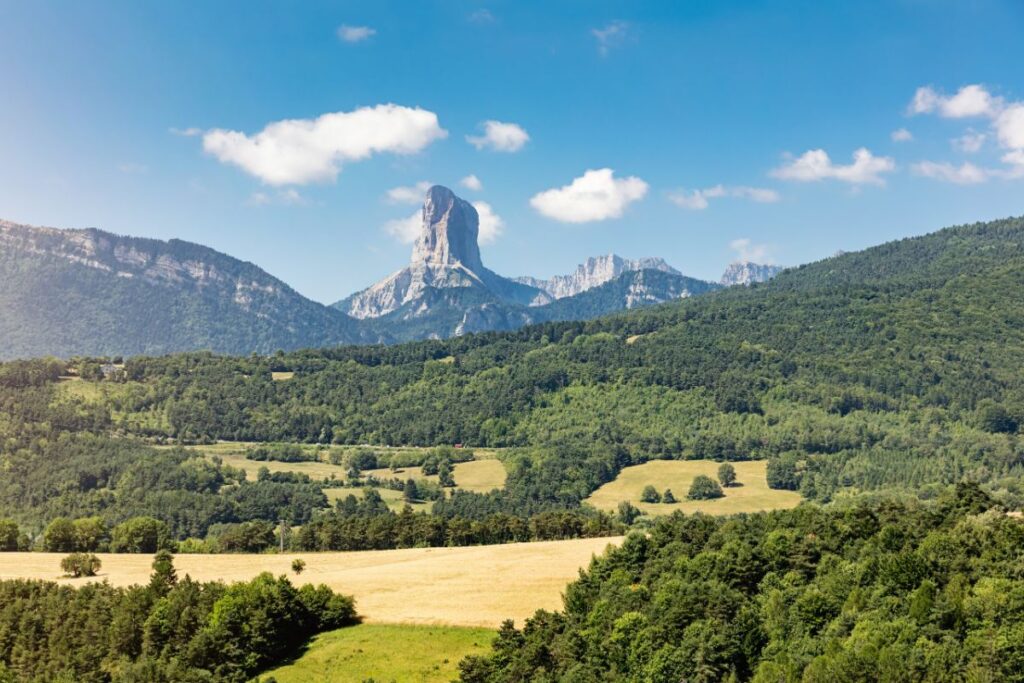 Sentier de randonnée en pierrier calcaire au pied du Mont Aiguille, Vercors