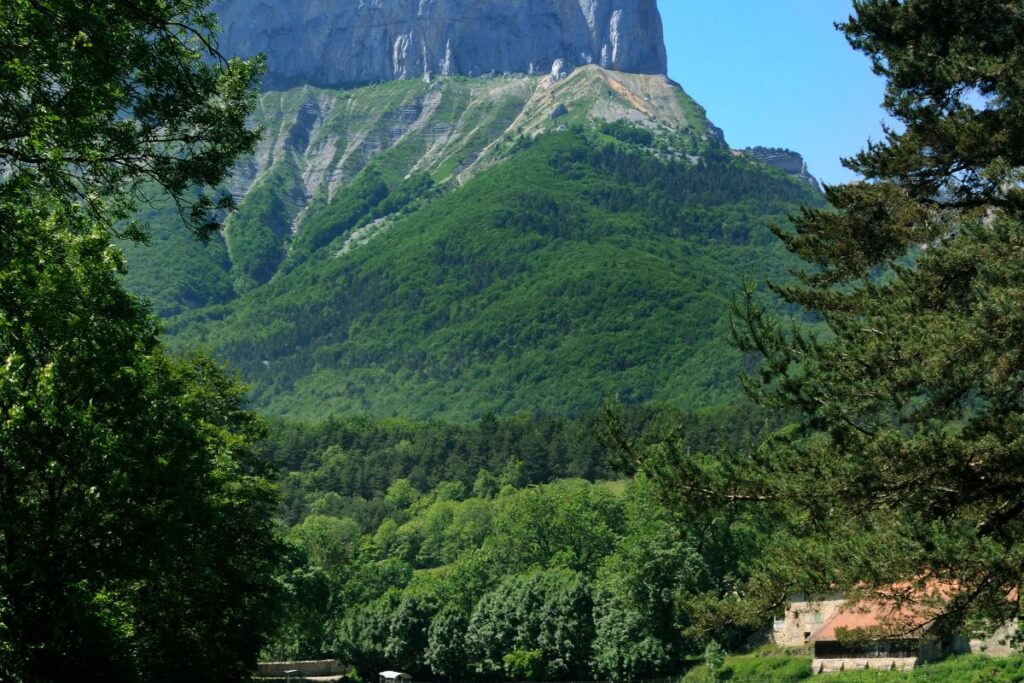 Parois verticales du Mont Aiguille vues depuis le col de l’Aupet, Trièves