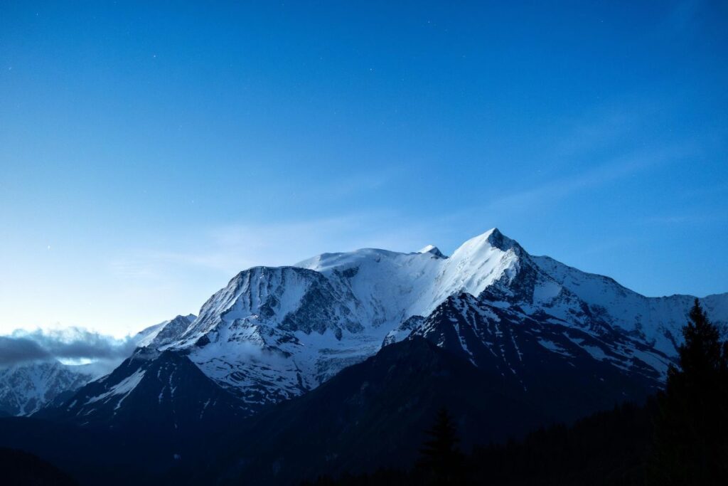 Nuages d’orage se formant au-dessus des crêtes du Mercantour près du mont Pelat
