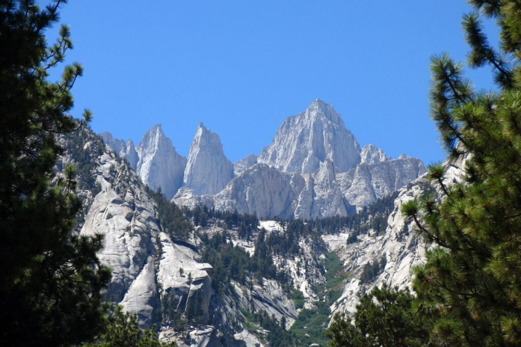 Face est granitique du mont Whitney, dans la Sierra Nevada en Californie