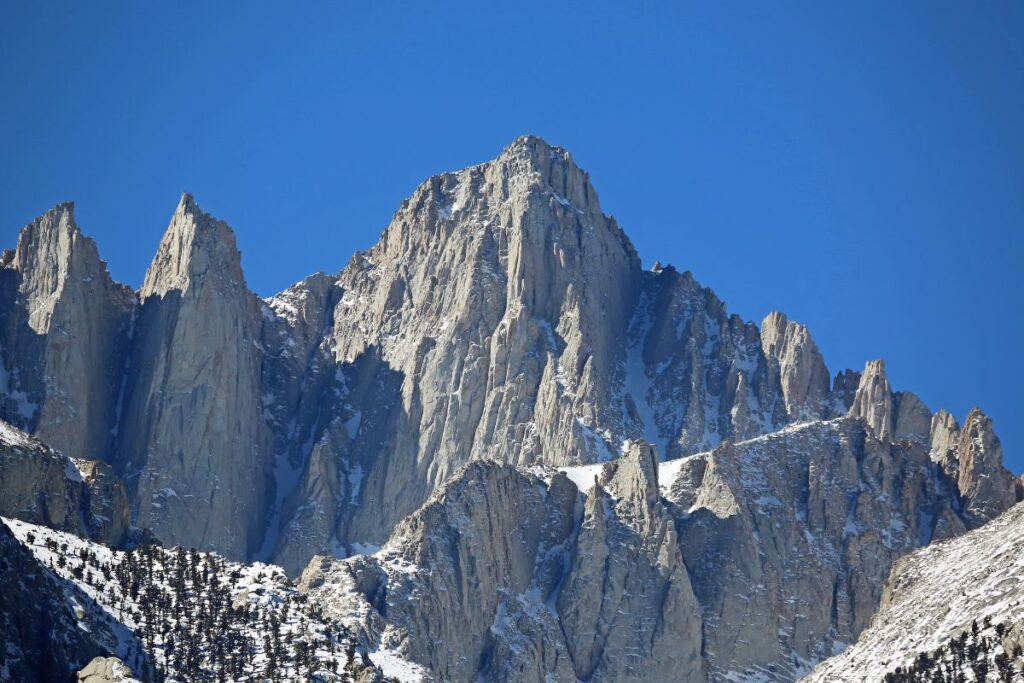 Randonneurs progressant sur le sentier en lacets du mont Whitney au-dessus de 3 500 mètres
