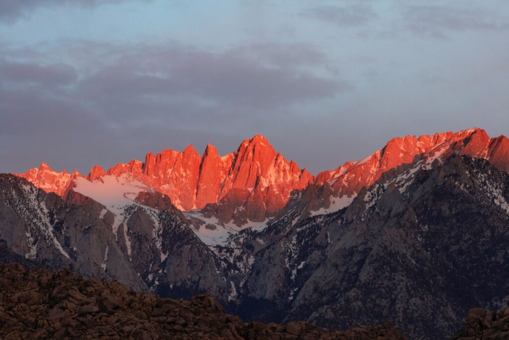 Lacs d’altitude et crêtes rocheuses sur l’itinéraire du mont Whitney