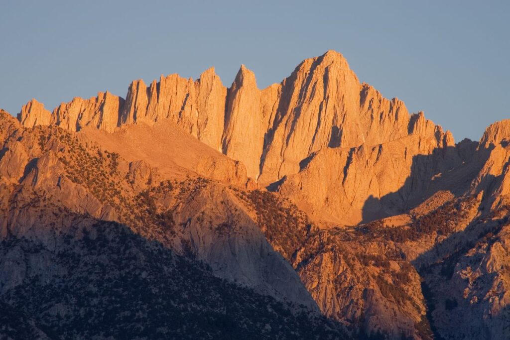 Vue depuis les hauteurs du mont Whitney sur les sommets de la Sierra Nevada